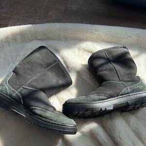 UGG Classic Short Boots – Size 8 | Shearling Lined | Cozy Winter Staple |